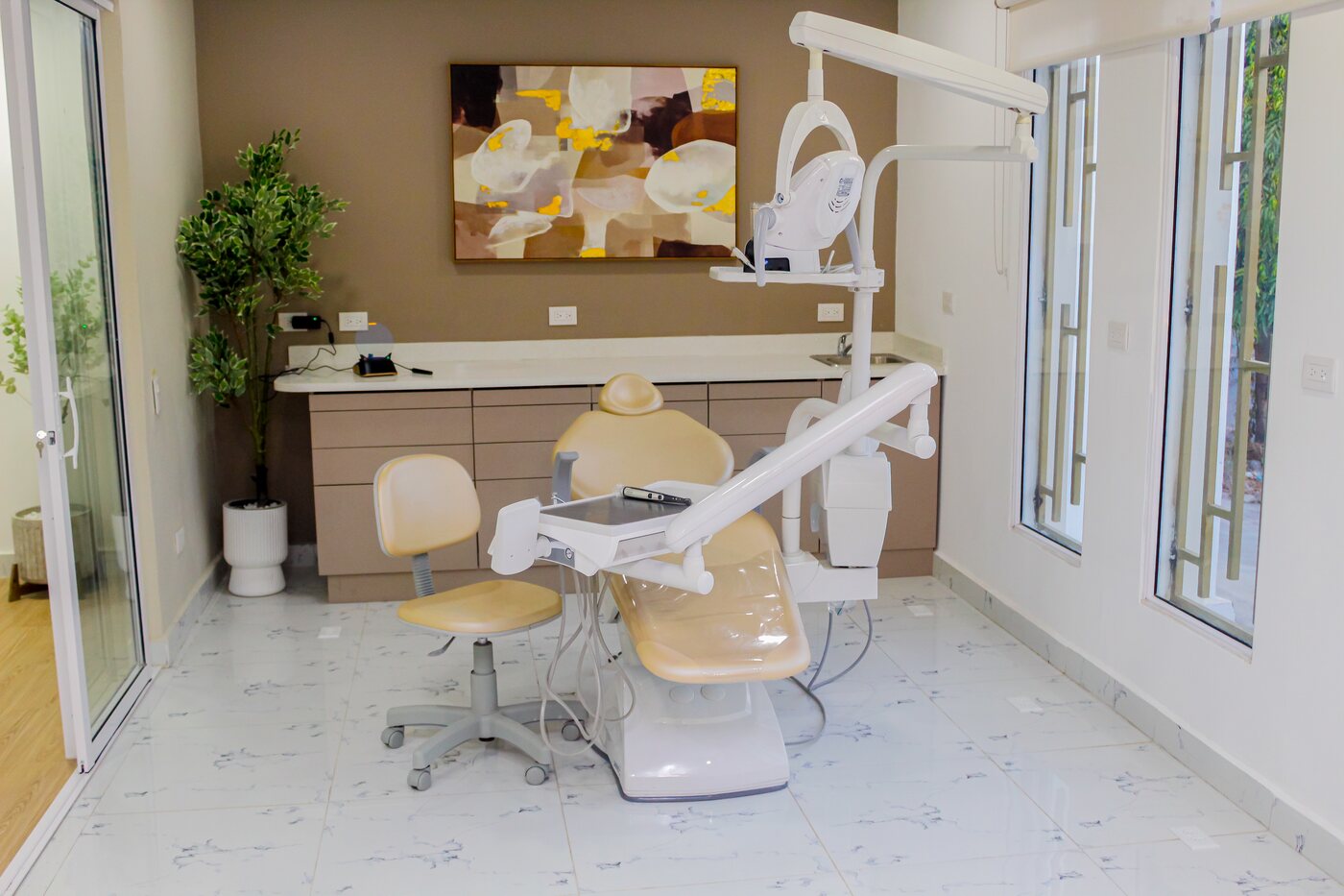 Consultorio principal para implantes dentales — Clínica Endodontics