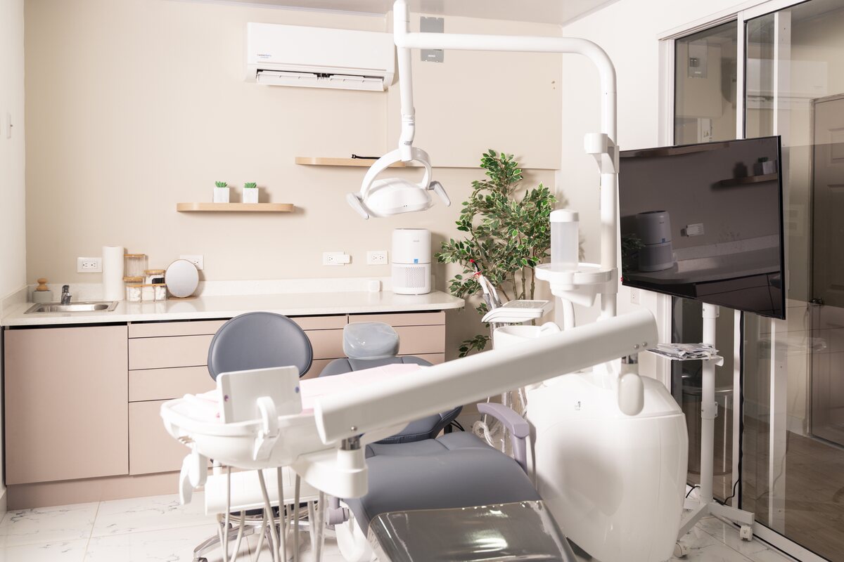 Consultorio de endodoncia con microscopio en Clínica Endodontics